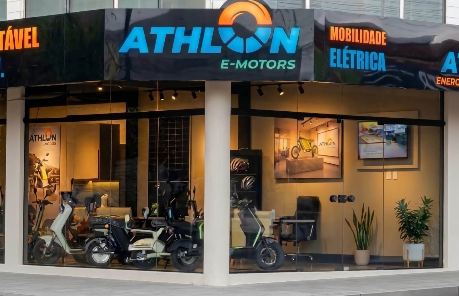 Loja Athlon E-Motors com motos elétricas em exposição